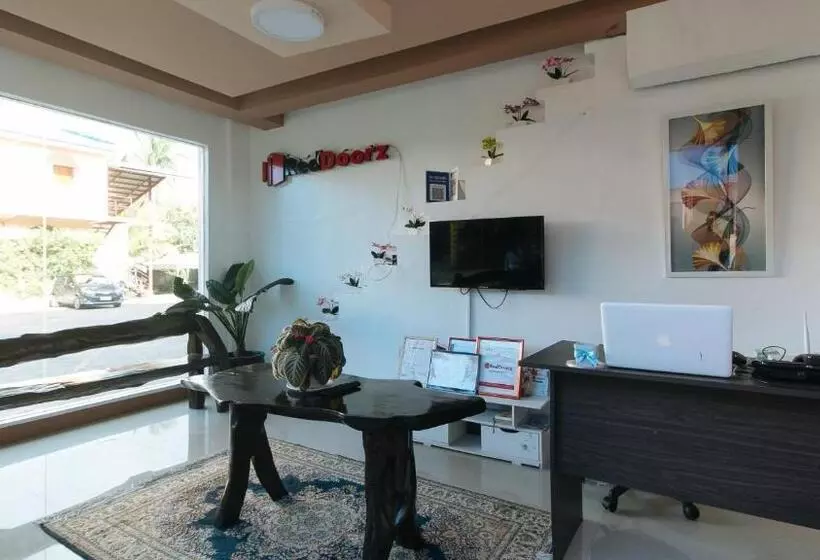 Hotelli Reddoorz Plus Near Municipality Of Luisiana Laguna