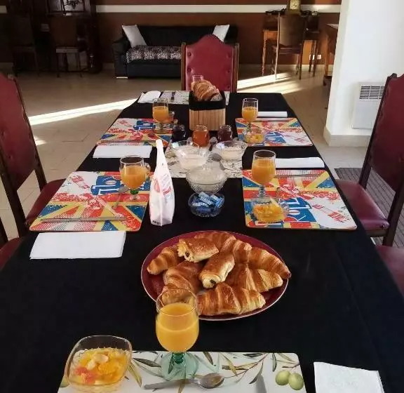 ベッドアンドブレックファースト Le Logis Gourmand à Payroux 5 Chambres à 59 Euros Chacunes Pdj Compris Fermé Sur Ce Site Merci De Me
