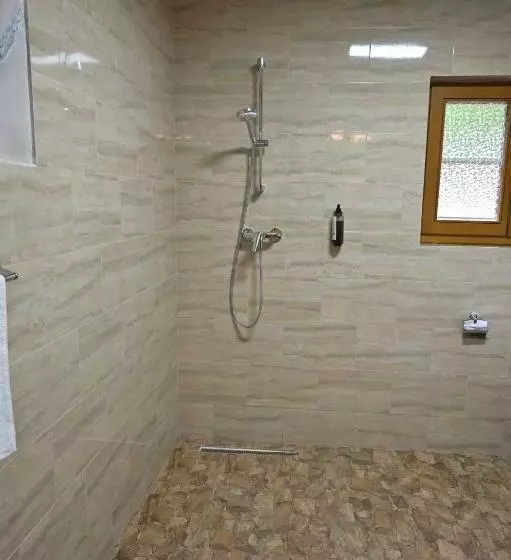 ホテル Conacul Radacinilor