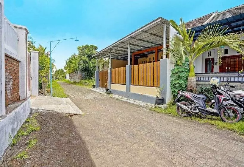 هتل Kanggo Riko Family Homestay Mitra Reddoorz