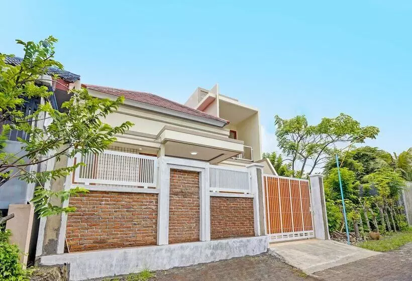 هتل Kanggo Riko Family Homestay Mitra Reddoorz