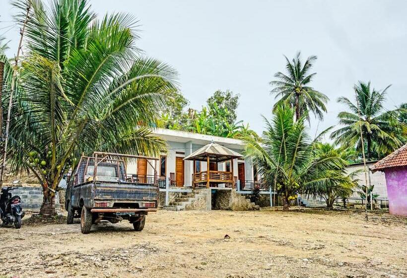 Отель Spot On 92183 Komang Resort Klayar