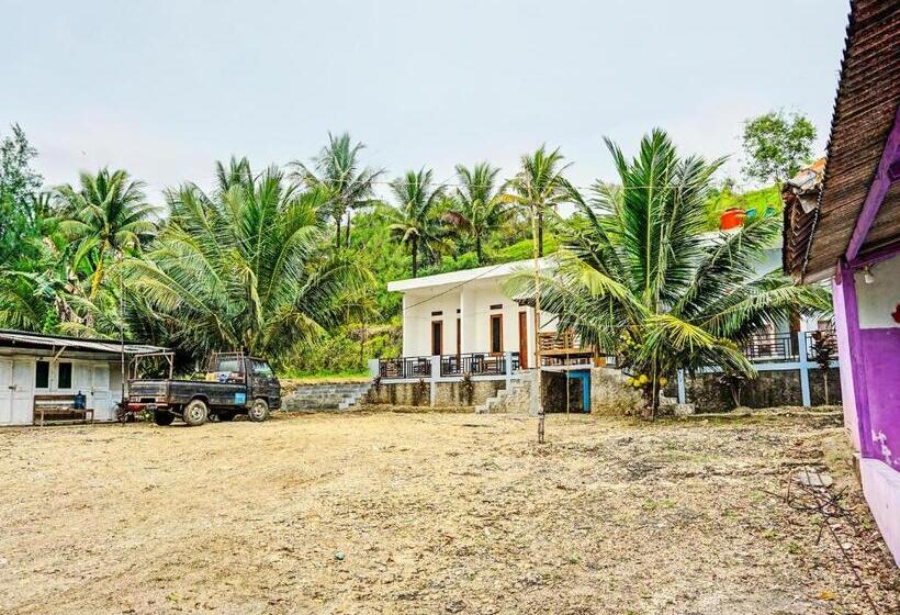 Отель Spot On 92183 Komang Resort Klayar