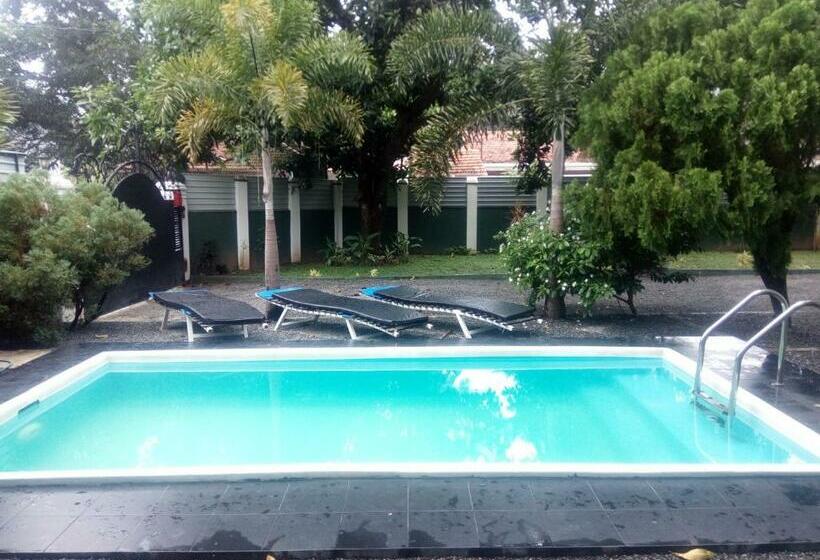 Ari Backpackers Hostel