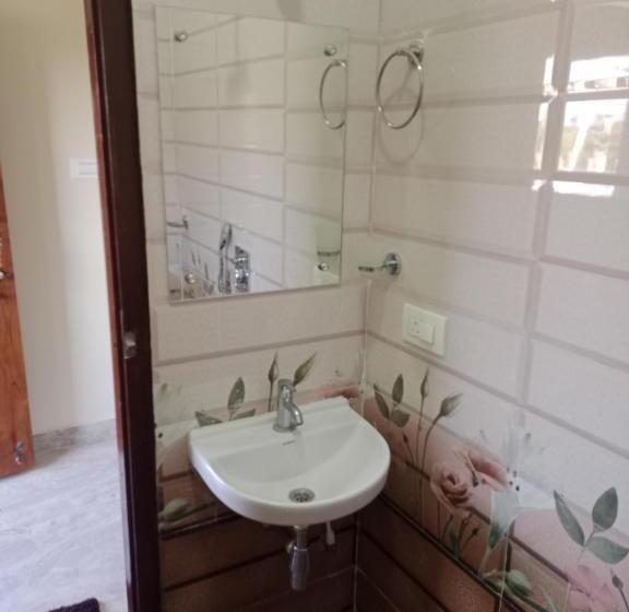 پانسیون B G Royal Heritage