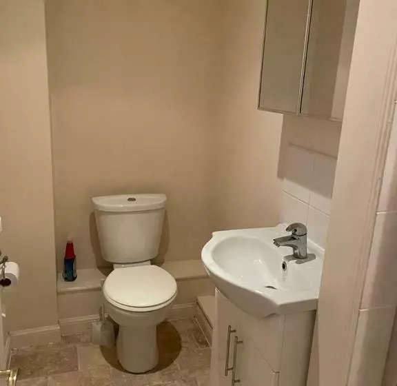 پانسیون Lovely Shared 3 Bed Home Near The Thames