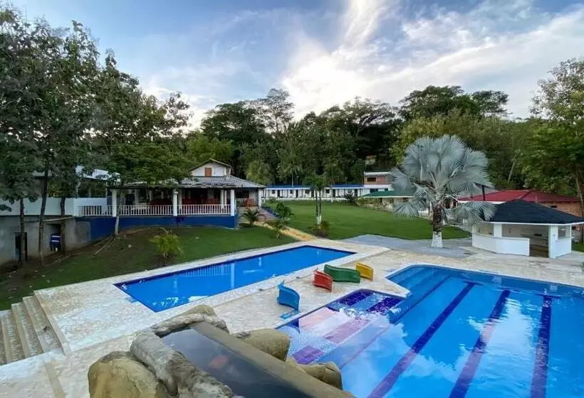 ホテル Htl Campestre Aguas Vivas