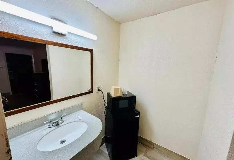 モーテル Economy Inn