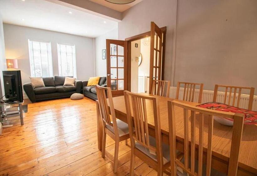 Pensiune Burnaby S Home, By Home Host, Free On Street Parking