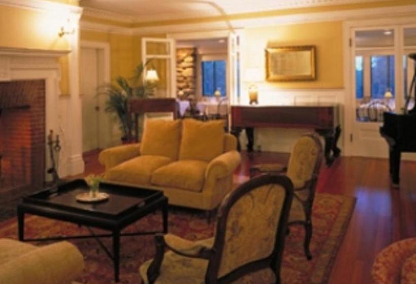 مبيت وإفطار The Manor Inn