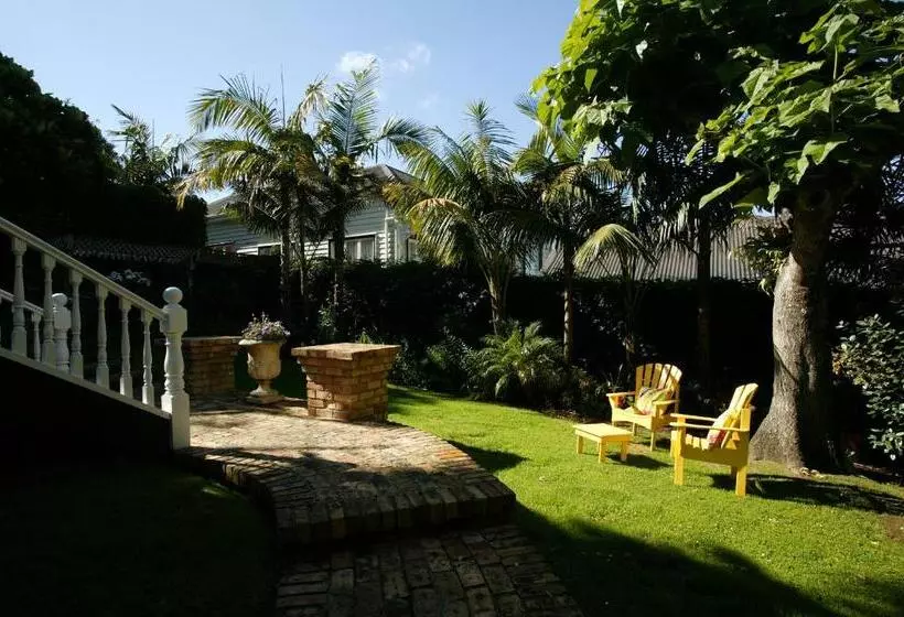 Eden Park Bed And Breakfast Inn