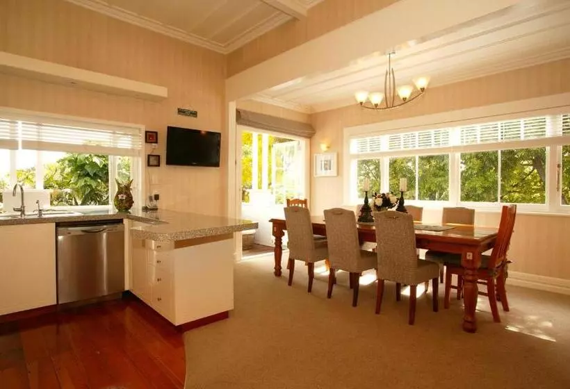 Eden Park Bed And Breakfast Inn