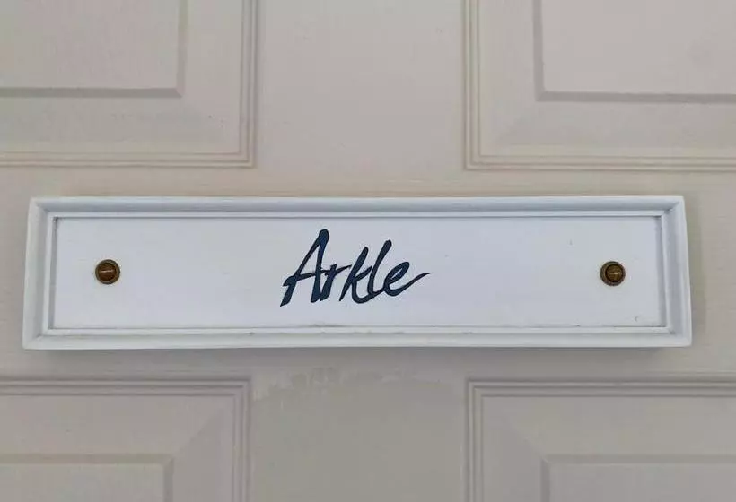 Отель The Horse And Jockey