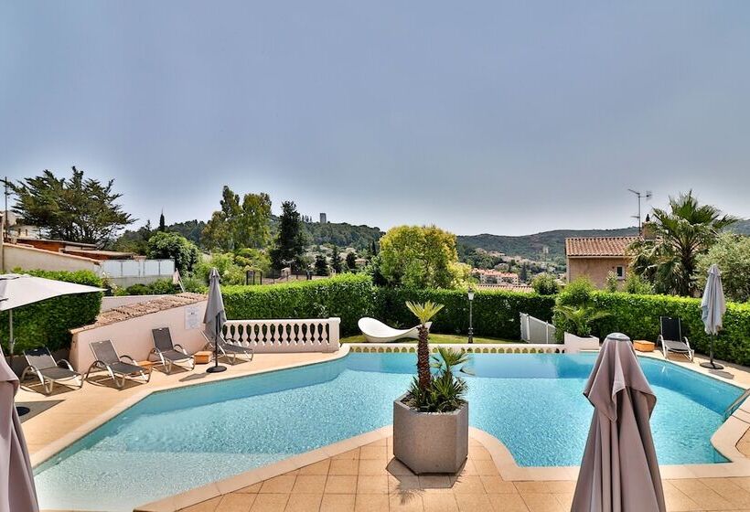 هتل Perla Riviera