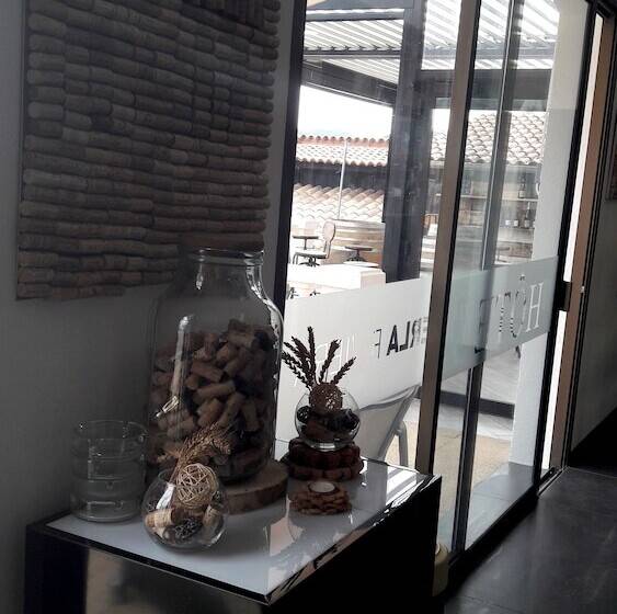 هتل Perla Riviera