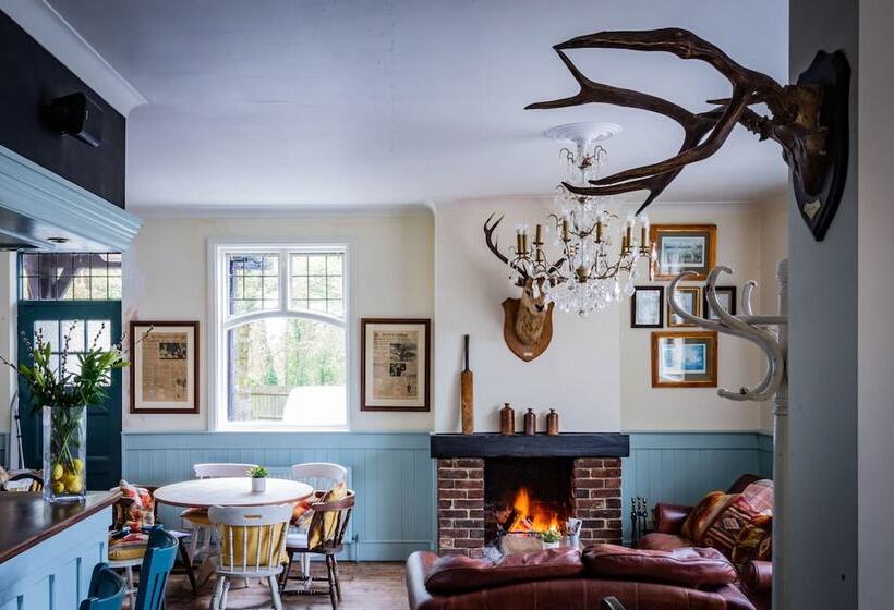 فندق The Cricketers Inn