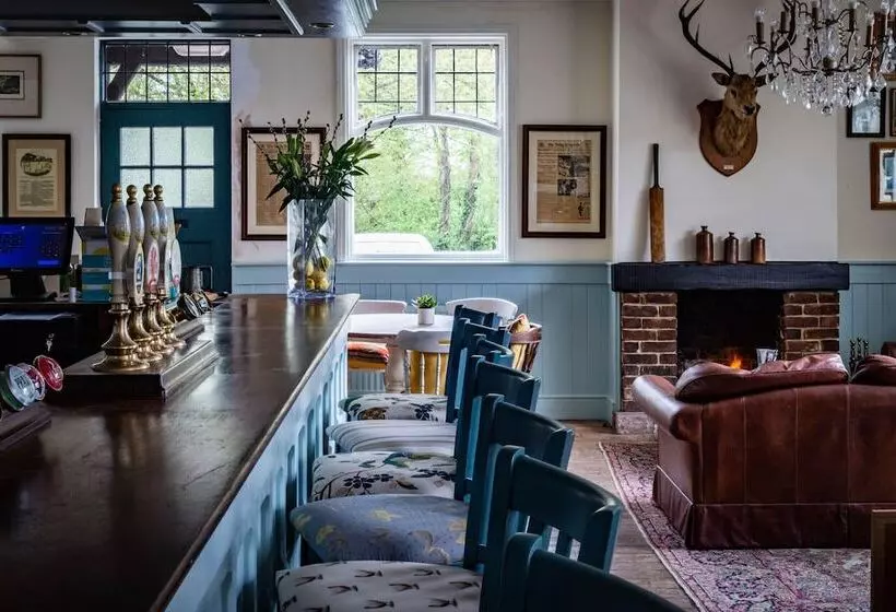 Отель The Cricketers Inn