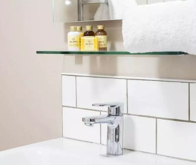 Отель The Cricketers Inn