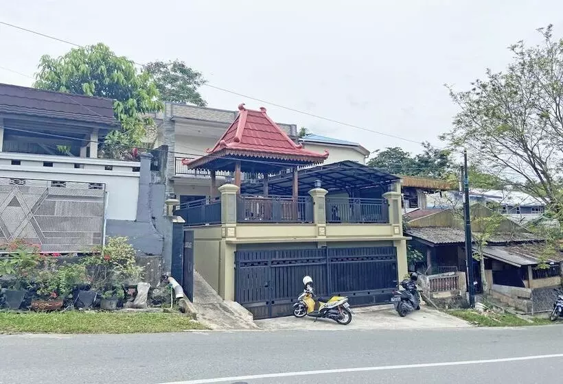 ホテル Spot On 92042 Sumber Rejo Homestay