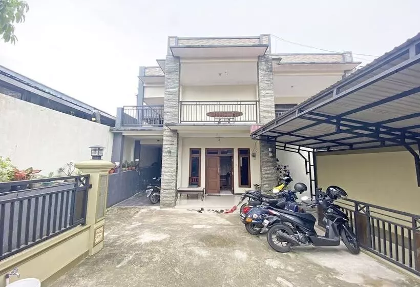 ホテル Spot On 92042 Sumber Rejo Homestay