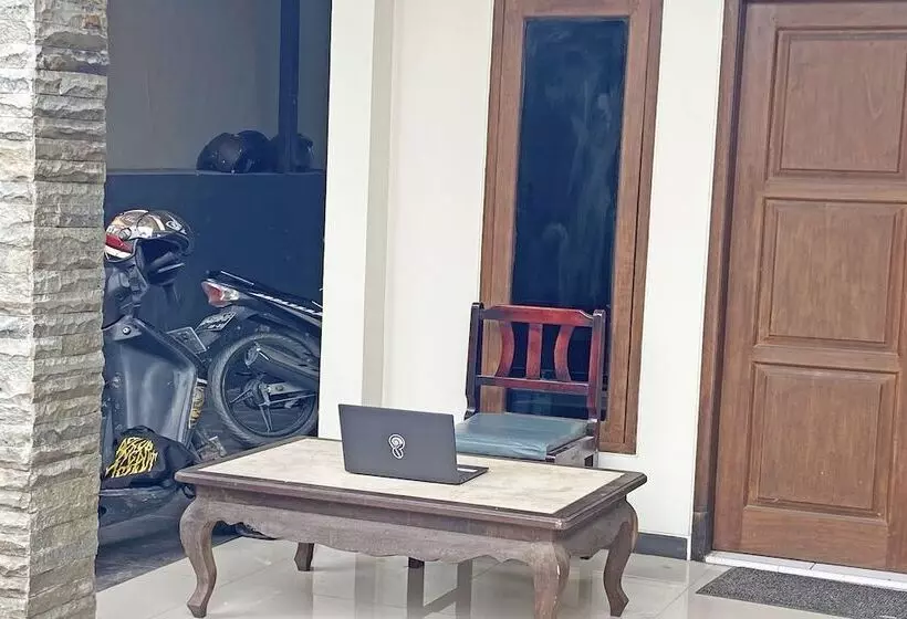 ホテル Spot On 92042 Sumber Rejo Homestay