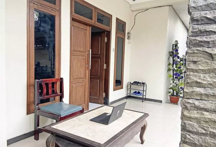 ホテル Spot On 92042 Sumber Rejo Homestay