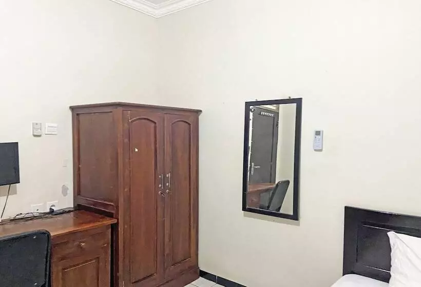 ホテル Spot On 92042 Sumber Rejo Homestay
