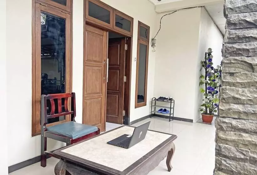 ホテル Spot On 92042 Sumber Rejo Homestay