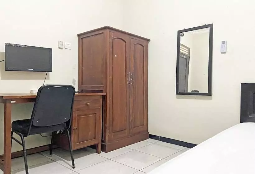ホテル Spot On 92042 Sumber Rejo Homestay