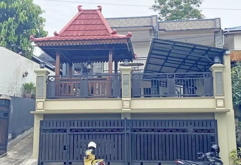 ホテル Spot On 92042 Sumber Rejo Homestay