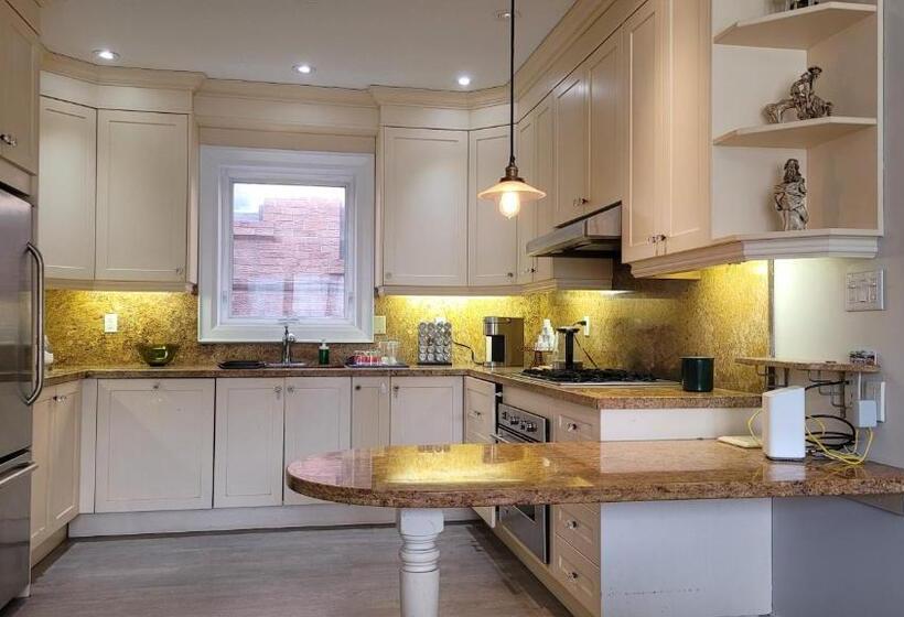 膳宿费 Private Suite In Forest Hill With Full Kitchen And Parking