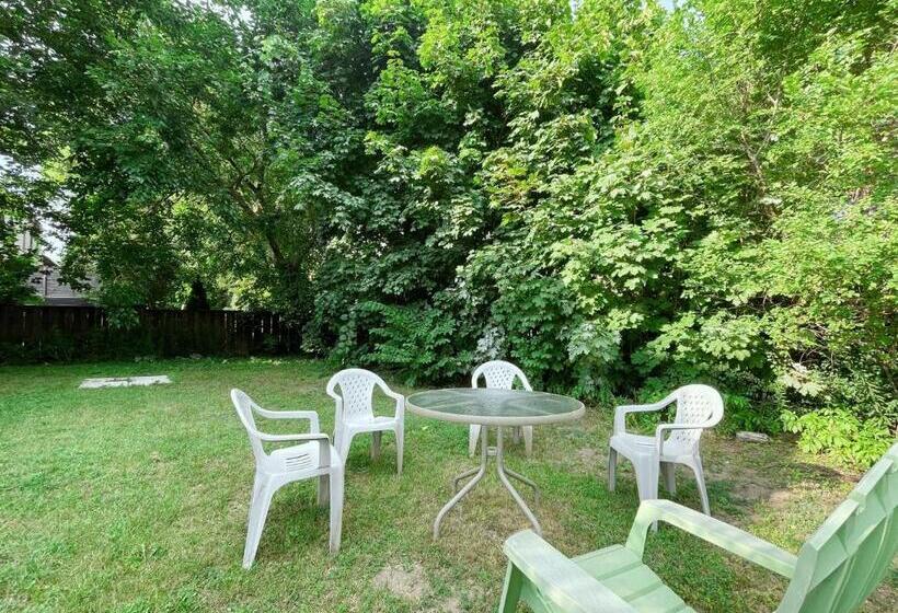 膳宿费 Private Suite In Forest Hill With Full Kitchen And Parking