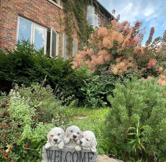 膳宿费 Private Suite In Forest Hill With Full Kitchen And Parking