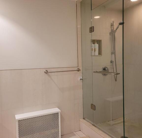 膳宿费 Private Suite In Forest Hill With Full Kitchen And Parking