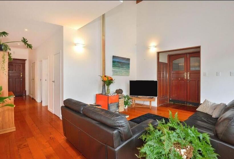 צימר The Gisborne Club Boutique Accommodation