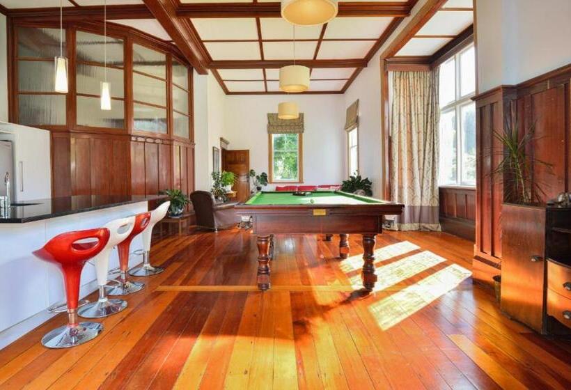 צימר The Gisborne Club Boutique Accommodation