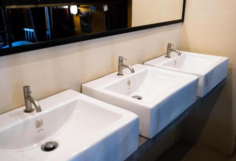 Krabi Freedom Hostel And Bar