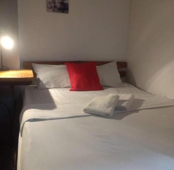 Albergue Lojed Sean Bed And Space