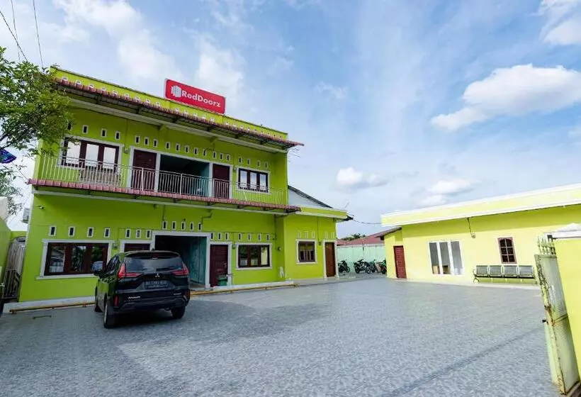 هتل Reddoorz Syariah Near Uisu Medan