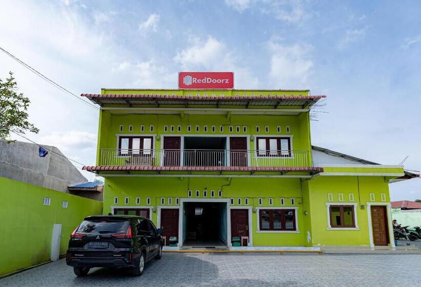 ホテル Reddoorz Syariah Near Uisu Medan