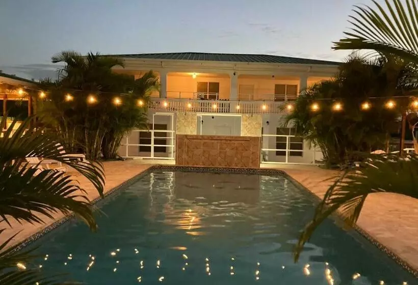 El Flamingo Beach Club