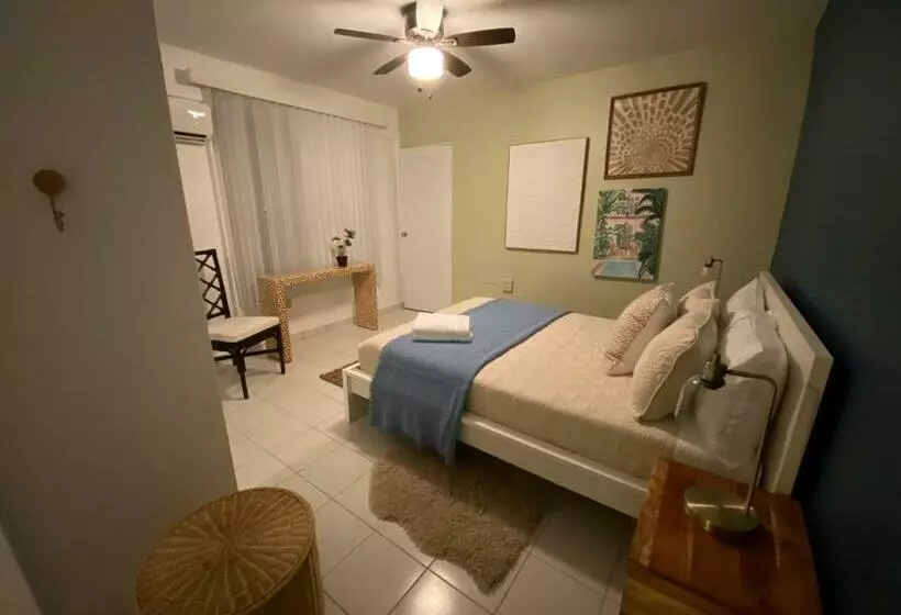 El Flamingo Beach Club