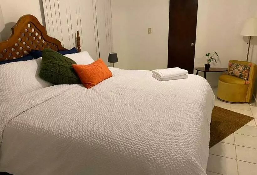 El Flamingo Beach Club