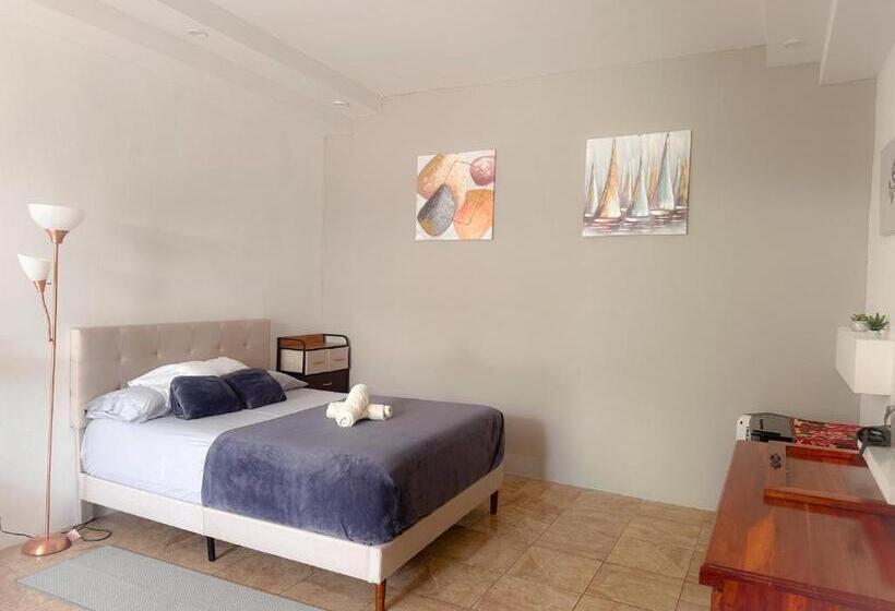 بنسيون Casa Garitas Guesthouse & Car Rental   Free Sjo Airport Shuttle