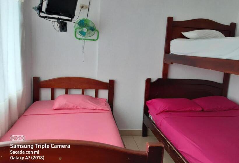 بنسيون Hostal Samary