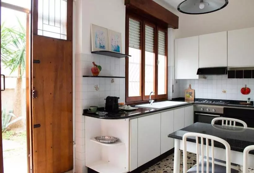 ペンション La Rosa Rooms & Holiday Home