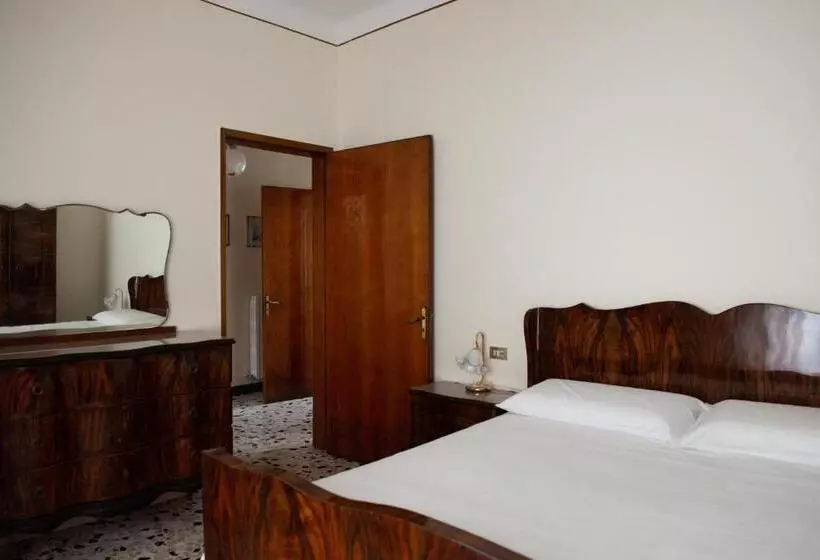 ペンション La Rosa Rooms & Holiday Home