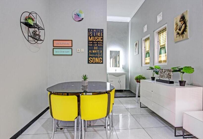 בית מלון כפרי Spot On 92012 Homestay Grand Mahkota Permai Syariah