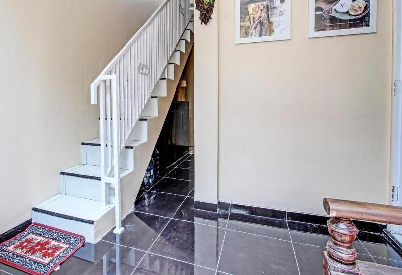 בית מלון כפרי Spot On 92012 Homestay Grand Mahkota Permai Syariah