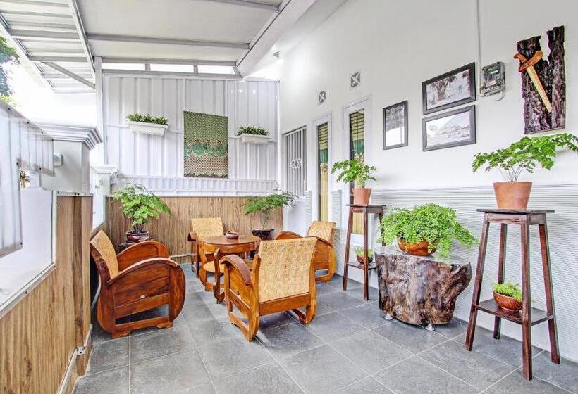 בית מלון כפרי Spot On 92012 Homestay Grand Mahkota Permai Syariah